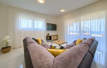 3-Bedroom Air-Conditioned Apartment with Sea View in Malinska