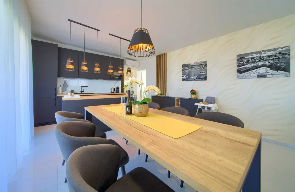 3-Bedroom Air-Conditioned Apartment with Sea View in Malinska
