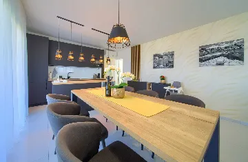 3-Bedroom Air-Conditioned Apartment with Sea View in Malinska