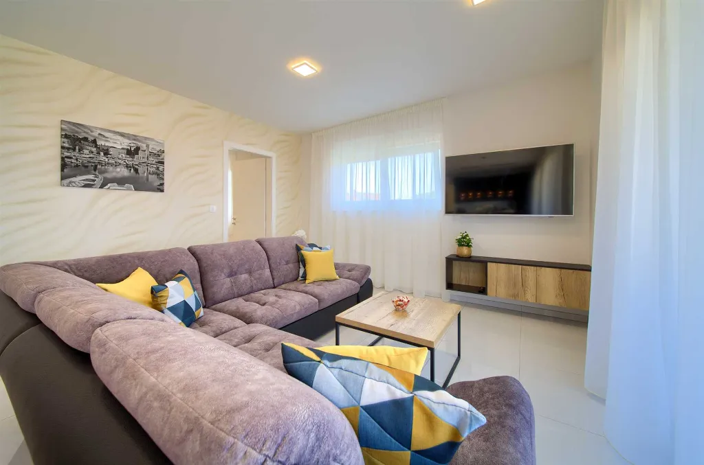 3-Bedroom Air-Conditioned Apartment with Sea View in Malinska