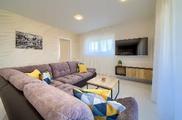 3-Bedroom Air-Conditioned Apartment with Sea View in Malinska