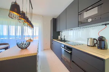 3-Bedroom Air-Conditioned Apartment with Sea View in Malinska