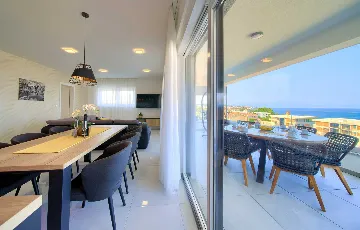 3-Bedroom Air-Conditioned Apartment with Sea View in Malinska