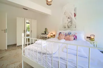 Villa for 8 Guests with Pool & Sea View in Grižane