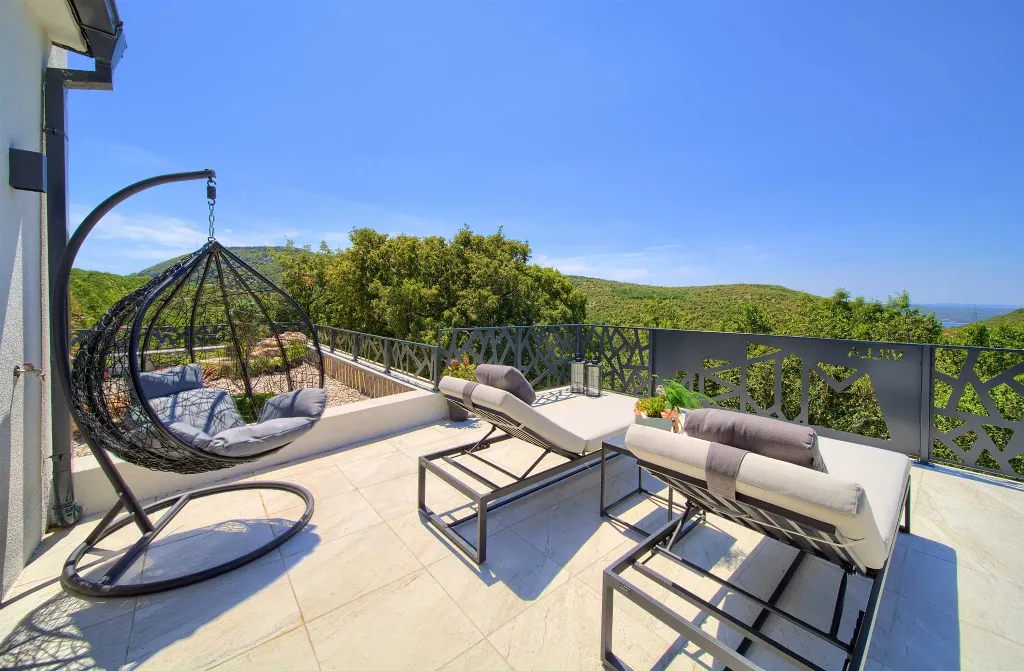 Villa for 8 Guests with Pool & Sea View in Grižane
