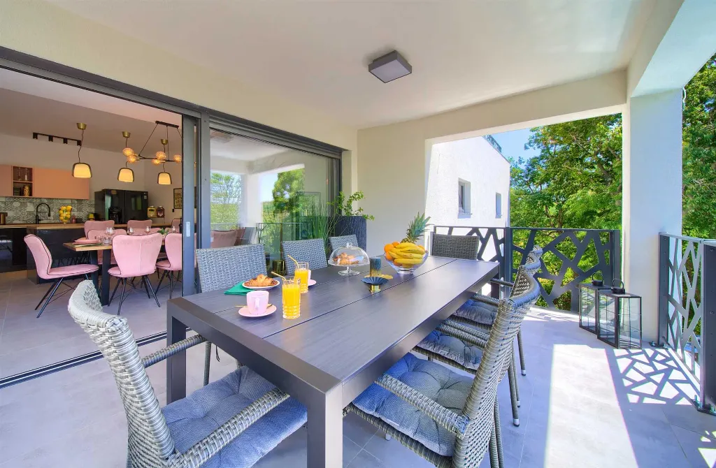 Villa for 8 Guests with Pool & Sea View in Grižane