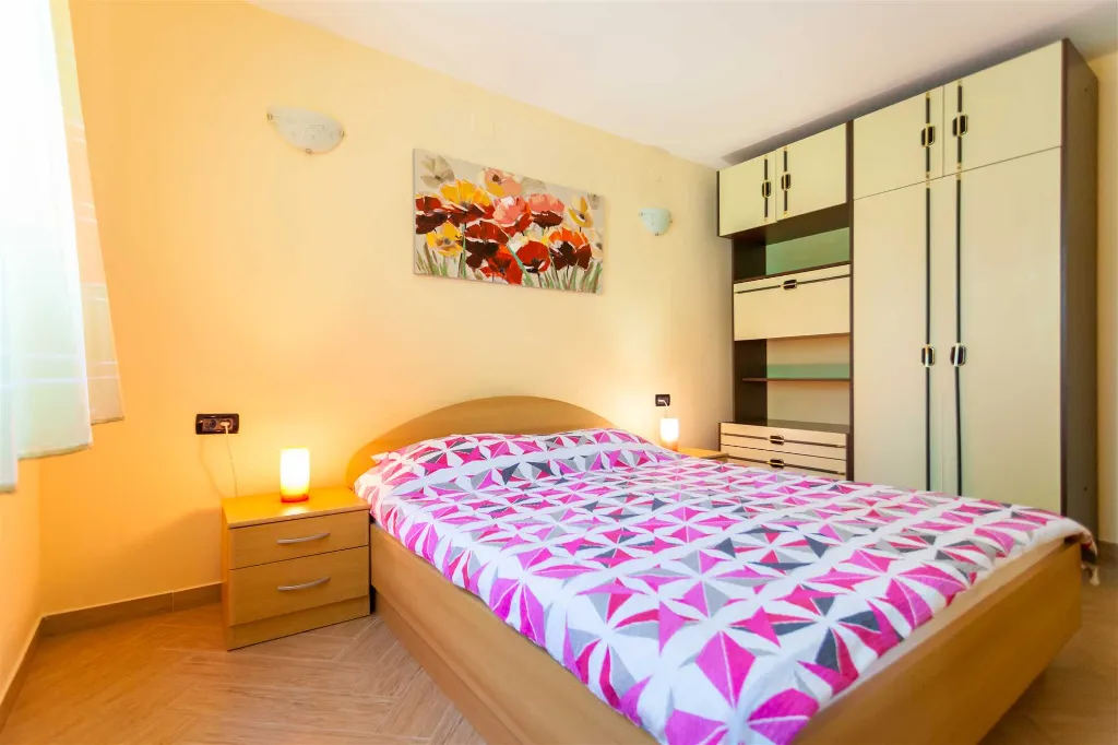 One-Bedroom Apartment in Porat for 2 Guests