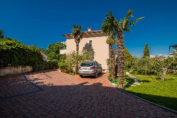 Sea-View Renovated Apartment in Njivice (6 Guests)