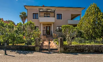 Sea-View Renovated Apartment in Njivice (6 Guests)