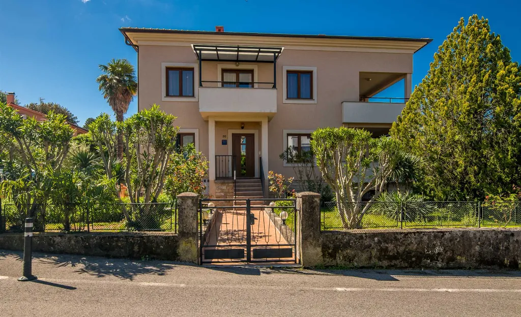 Sea-View Renovated Apartment in Njivice (6 Guests)