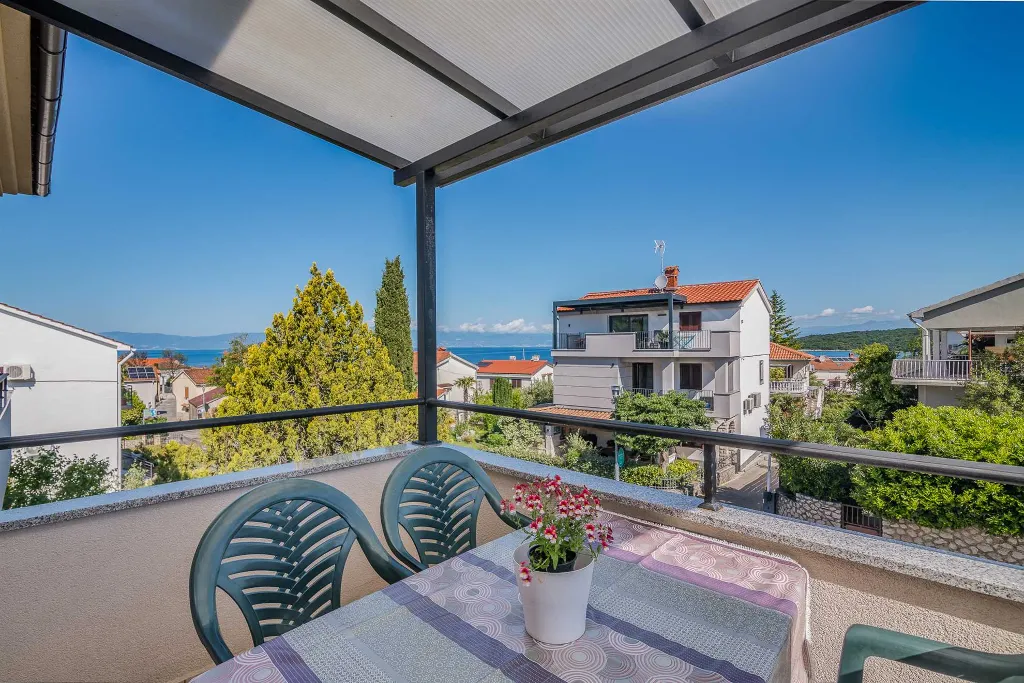 Sea-View Renovated Apartment in Njivice (6 Guests)