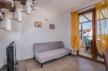 Sea-View Renovated Apartment in Njivice (6 Guests)