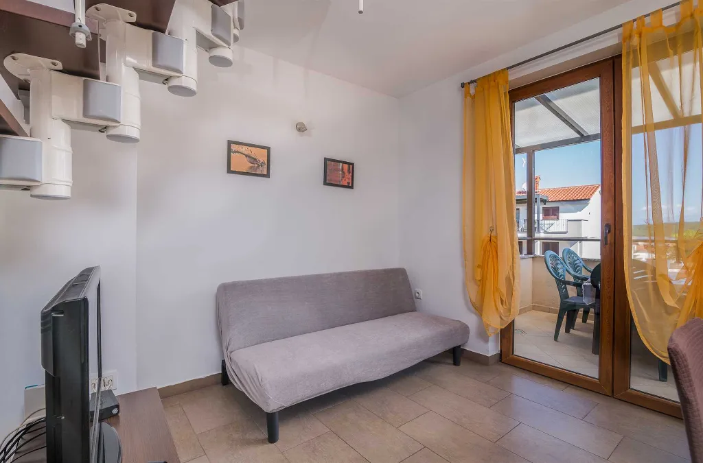 Sea-View Renovated Apartment in Njivice (6 Guests)
