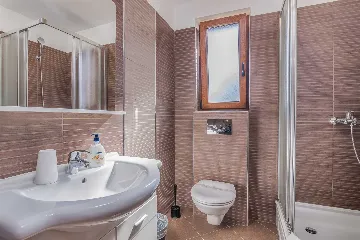 Sea-View Renovated Apartment in Njivice (6 Guests)