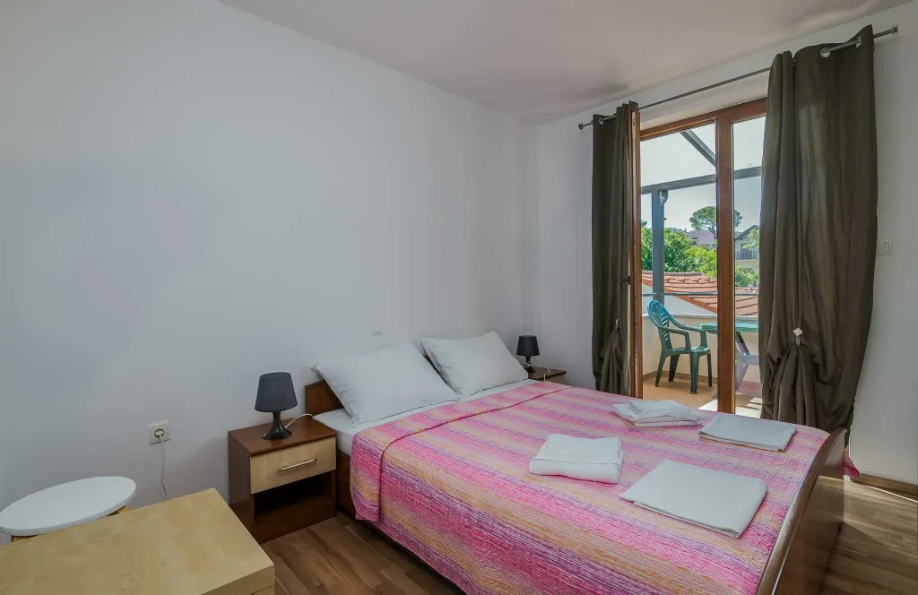 Sea-View Renovated Apartment in Njivice (6 Guests)