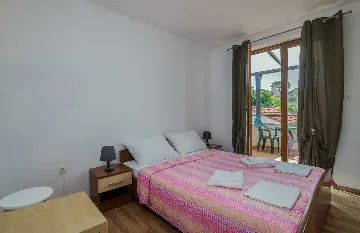 Sea-View Renovated Apartment in Njivice (6 Guests)