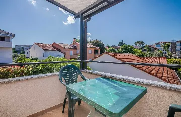 Sea-View Renovated Apartment in Njivice (6 Guests)