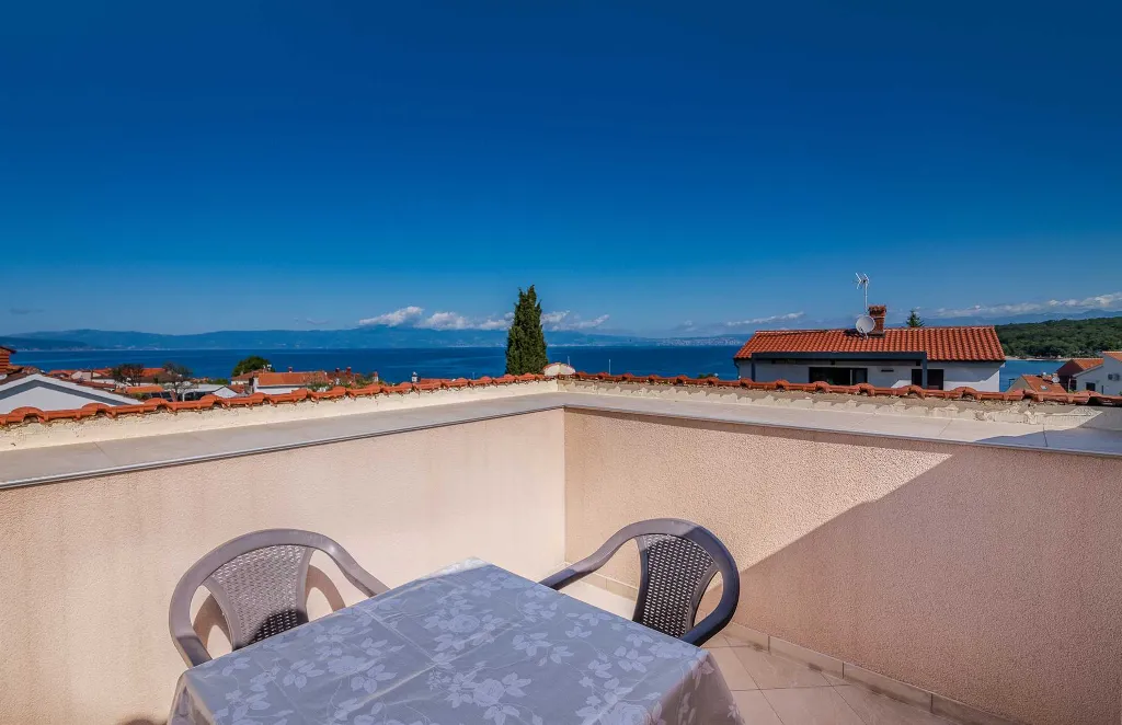 Sea-View Renovated Apartment in Njivice (6 Guests)