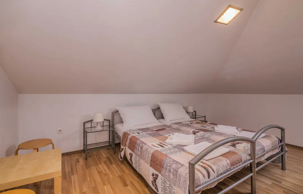 Sea-View Renovated Apartment in Njivice (6 Guests)