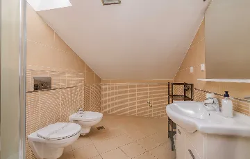 Sea-View Renovated Apartment in Njivice (6 Guests)