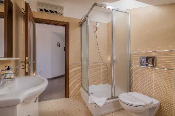 Sea-View Renovated Apartment in Njivice (6 Guests)