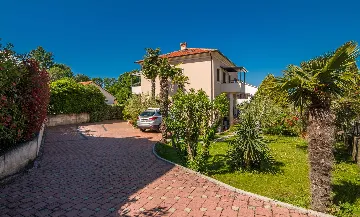 Ground-Floor Apartment with Terrace in Njivice