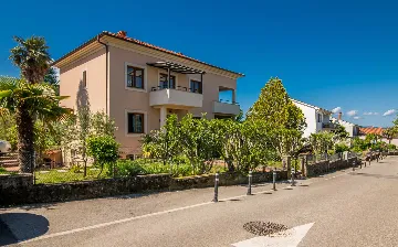 Ground-Floor Apartment with Terrace in Njivice