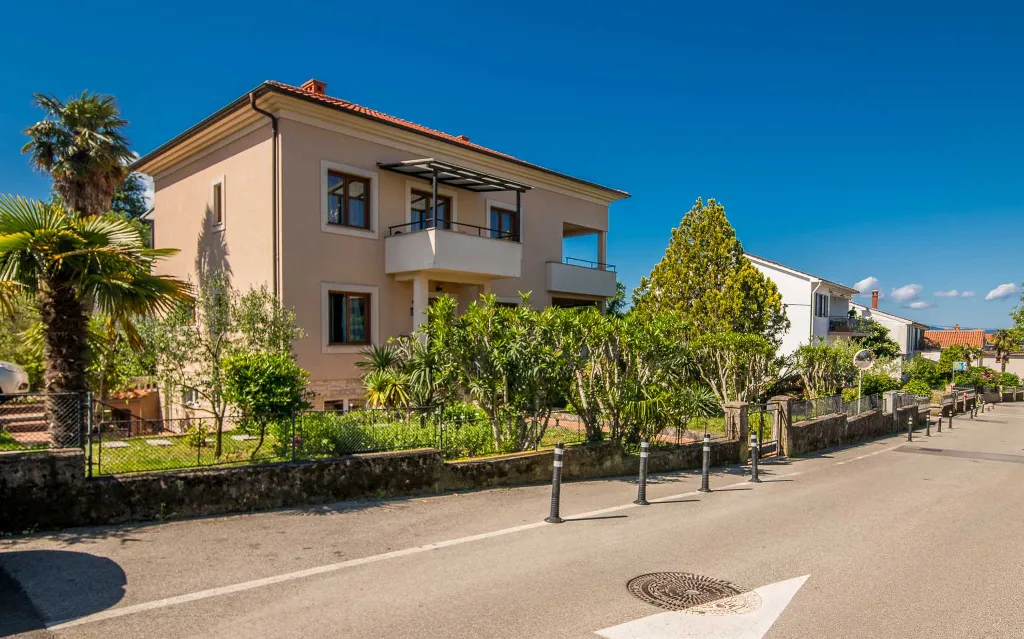 Ground-Floor Apartment with Terrace in Njivice