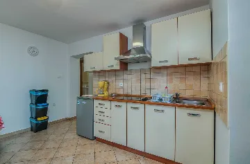 Ground-Floor Apartment with Terrace in Njivice