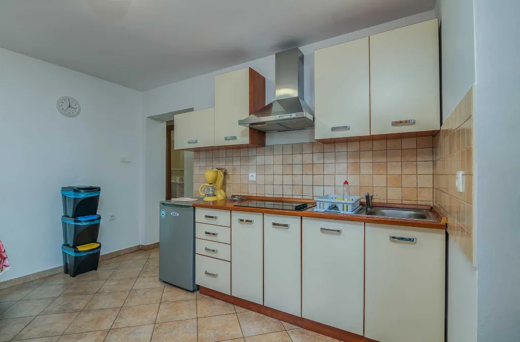 Ground-Floor Apartment with Terrace in Njivice