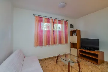 Ground-Floor Apartment with Terrace in Njivice