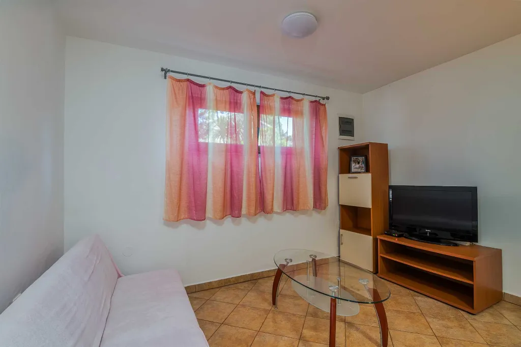 Ground-Floor Apartment with Terrace in Njivice