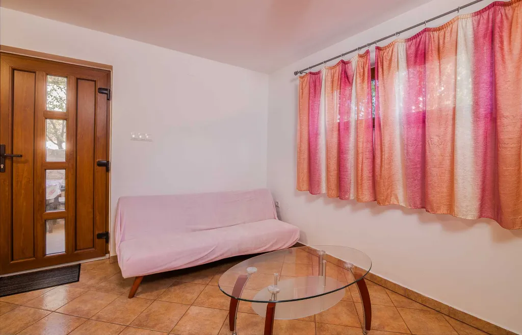 Ground-Floor Apartment with Terrace in Njivice