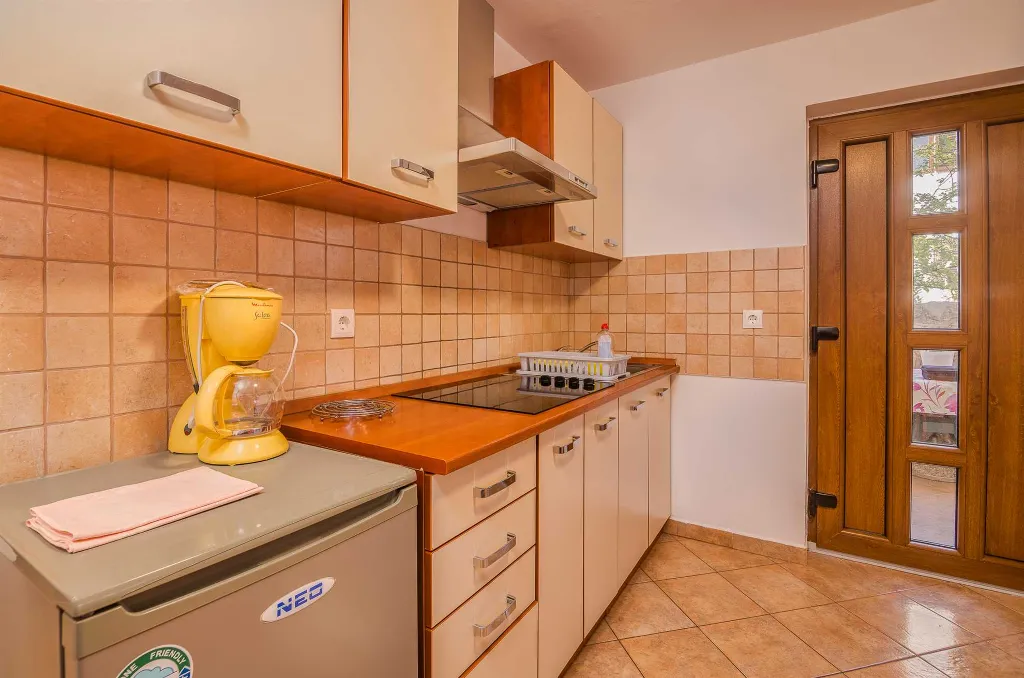 Ground-Floor Apartment with Terrace in Njivice