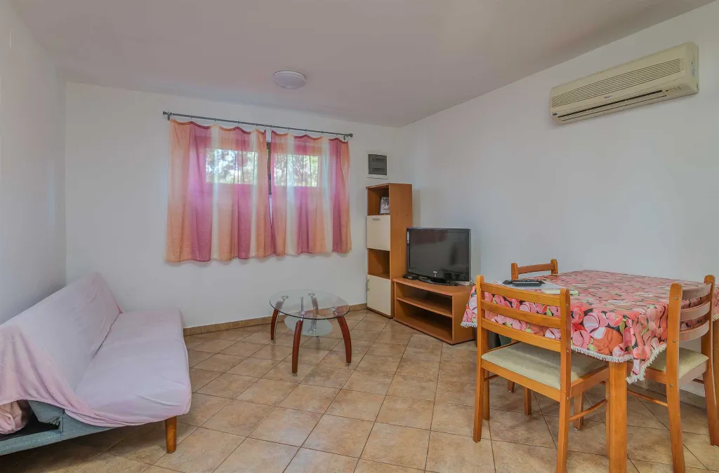 Ground-Floor Apartment with Terrace in Njivice