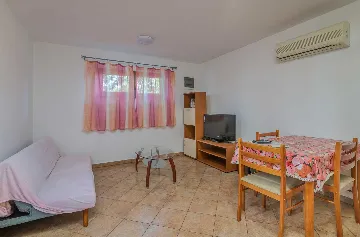 Ground-Floor Apartment with Terrace in Njivice