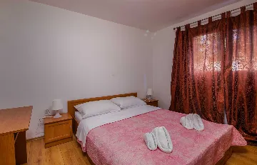 Ground-Floor Apartment with Terrace in Njivice