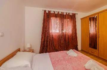 Ground-Floor Apartment with Terrace in Njivice