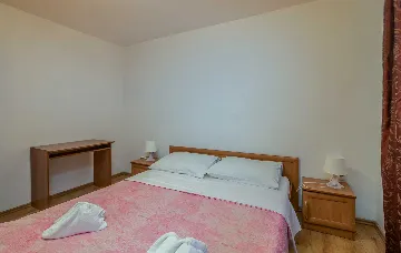 Ground-Floor Apartment with Terrace in Njivice