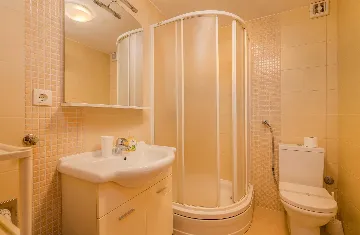 Ground-Floor Apartment with Terrace in Njivice