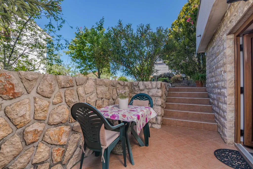 Ground-Floor Apartment with Terrace in Njivice