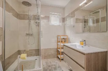 Ground-Floor Apartment in Soline for 4 Guests