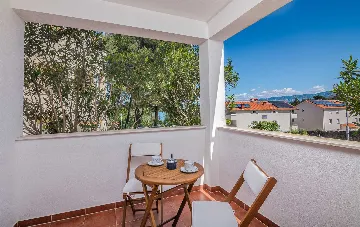 Ground-Floor Apartment in Soline for 4 Guests