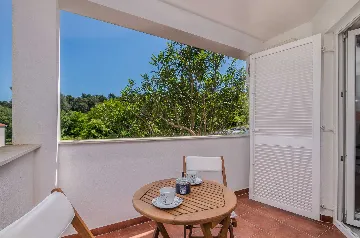 Ground-Floor Apartment in Soline for 4 Guests