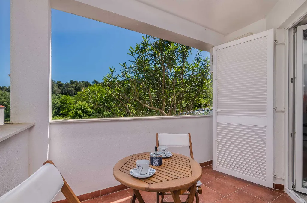 Ground-Floor Apartment in Soline for 4 Guests
