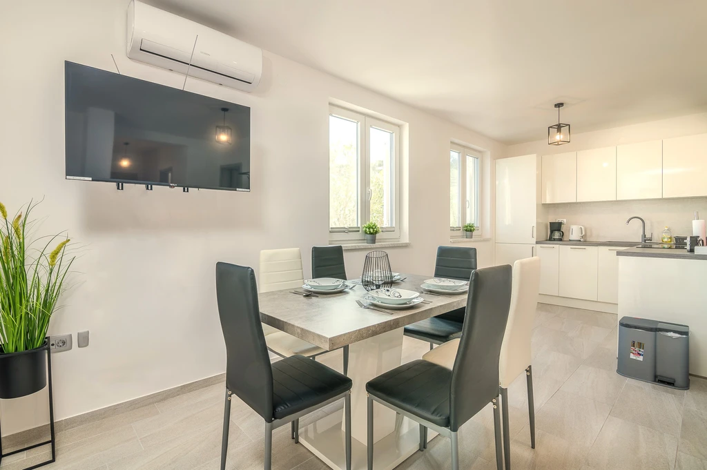 Ground-Floor Apartment in Soline for 4 Guests