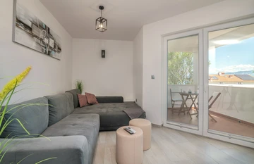 Ground-Floor Apartment in Soline for 4 Guests