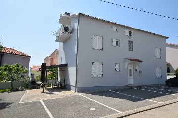 Two-Bedroom Ground-Floor Apartment for 5 in Njivice