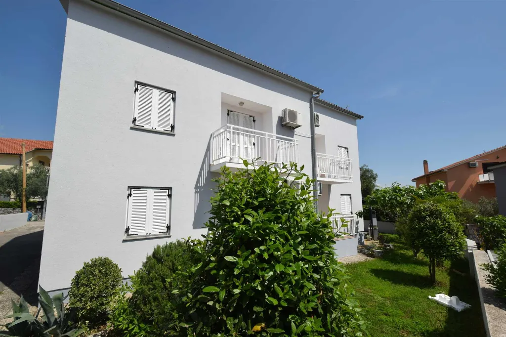 Two-Bedroom Ground-Floor Apartment for 5 in Njivice