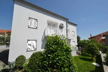 Two-Bedroom Ground-Floor Apartment for 5 in Njivice